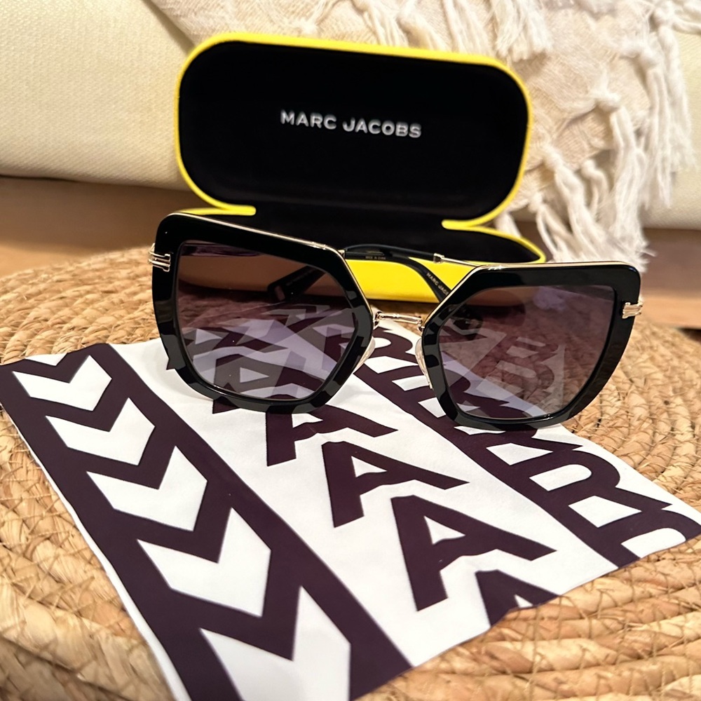 ❌❌ SOLD ❌❌ MARC JACOBS Sunnies NEW UNWORN w case